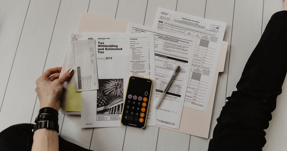 Notas de real e calculadora sobre mesa de trabalho representando orçamento de formatação de computador em Curitiba