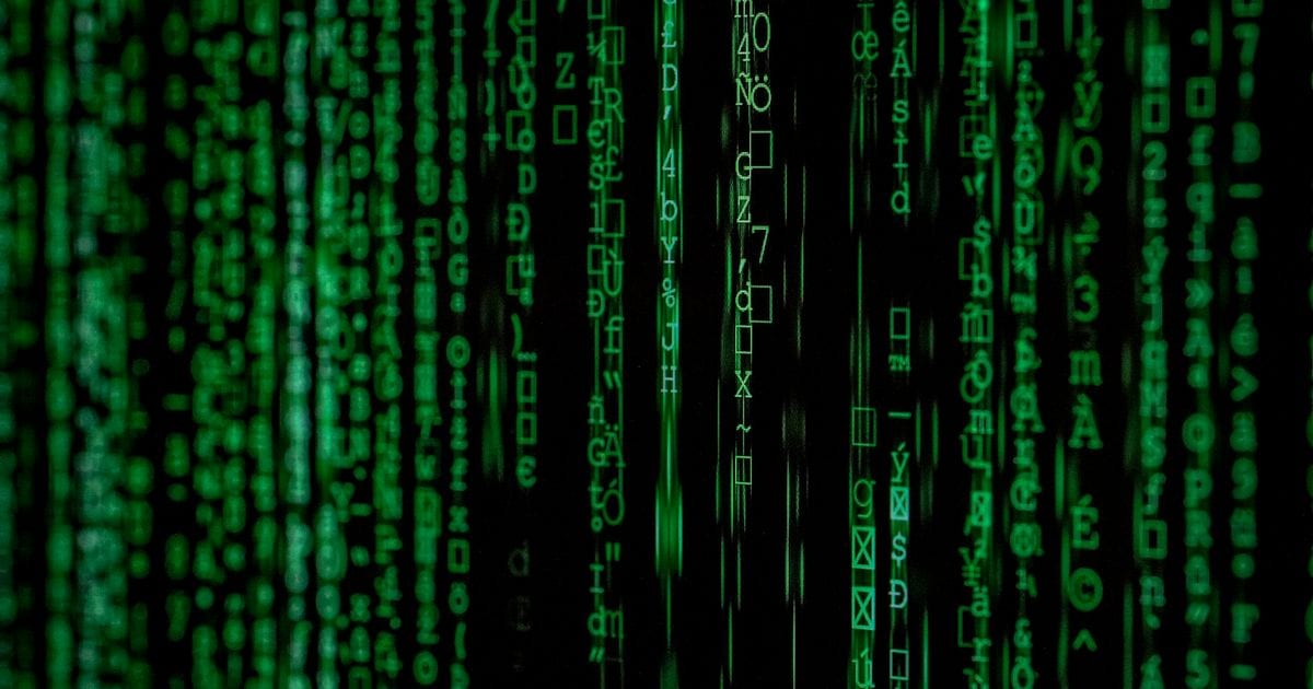 Dois pentes de memória RAM DDR4 sendo encaixados nos slots da placa-mãe de um notebook em manutenção